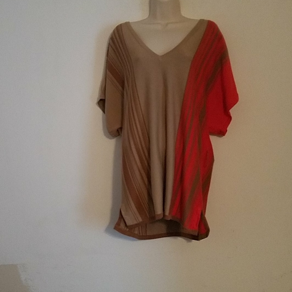 Short-sleeved sweater tunic